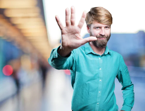 Man met nummer vijf teken — Stockfoto