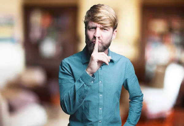 Blonde jongeman met stilte teken — Stockfoto