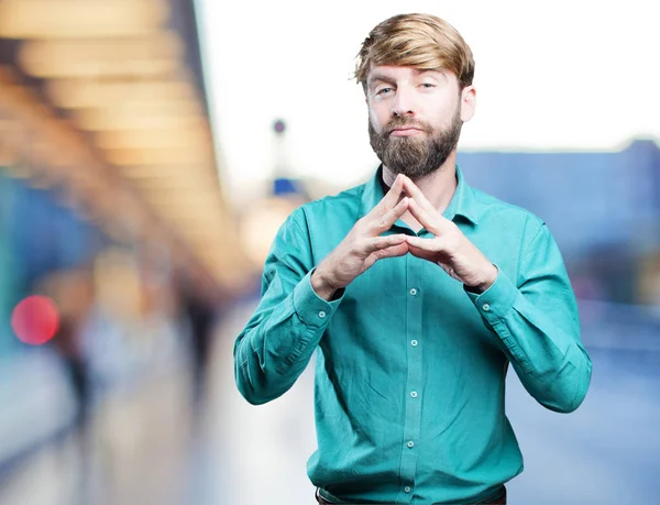 Ung blond man tänker — Stockfoto