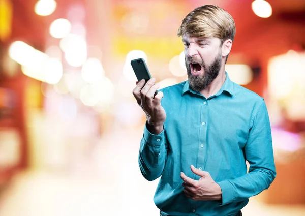 Jeune homme blond avec téléphone portable — Photo