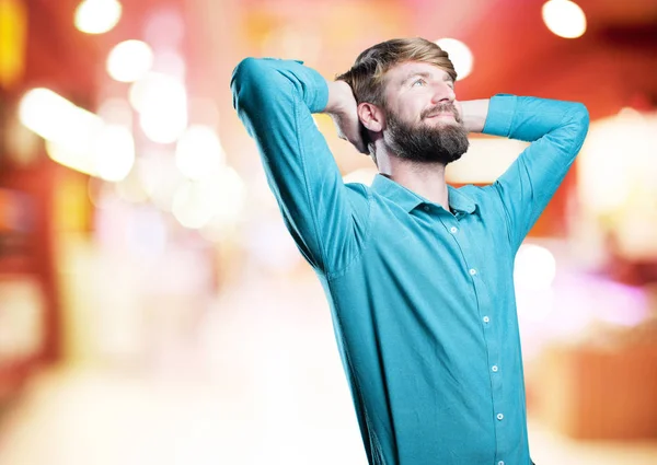 Jonge blonde man in tevredenheid pose — Stockfoto