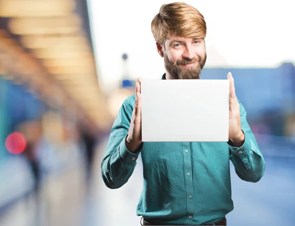 Blonde jongeman met een bordje — Stockfoto