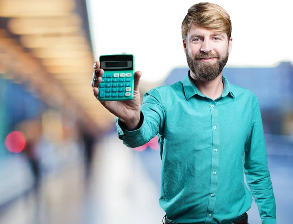 Giovane uomo bionda con una calcolatrice — Foto Stock