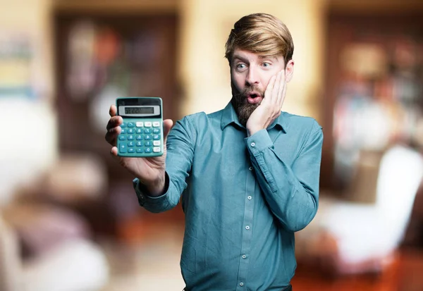 Joven hombre rubio con una calculadora — Foto de Stock