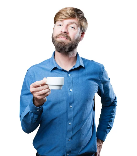 コーヒーを飲みながら若い金髪の男 — ストック写真
