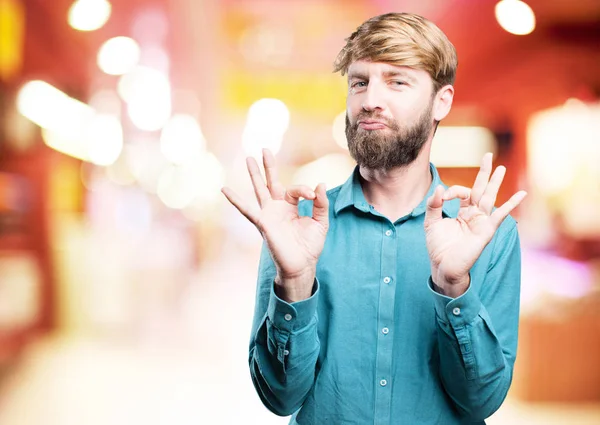 Junger blonder Mann mit Okay-Zeichen — Stockfoto