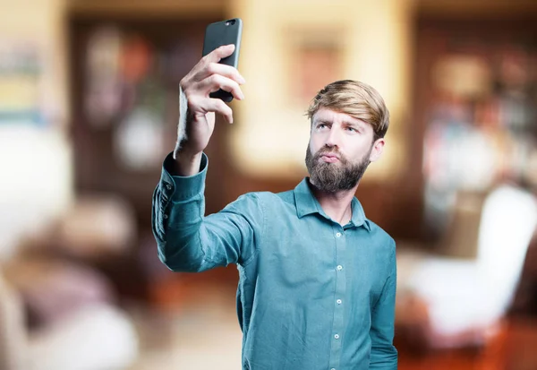 Jeune homme blond avec téléphone portable — Photo