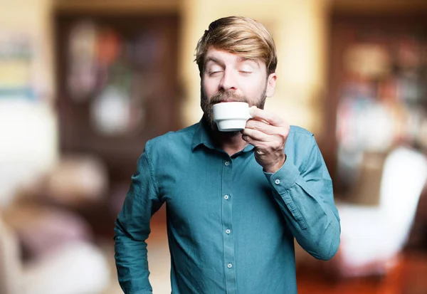 Junger blonder Mann mit einem Kaffee — Stockfoto
