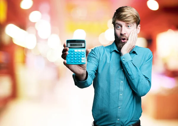 Giovane uomo bionda con una calcolatrice — Foto Stock