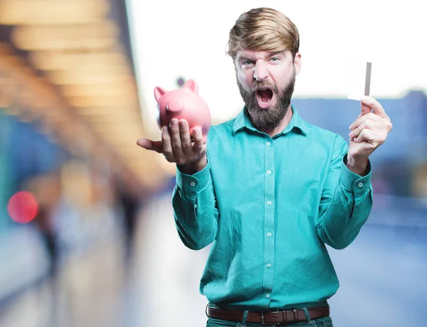 Человек с копилкой и кредитной картой — стоковое фото