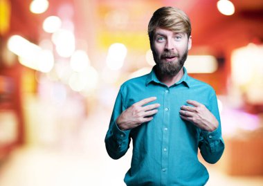 Genç sarışın adam şaşkın