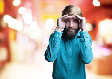 Genç sarışın adam çok arıyorum