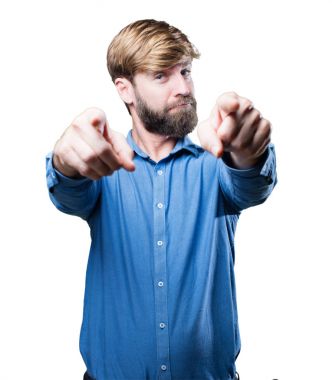 Genç sarışın adam işaret