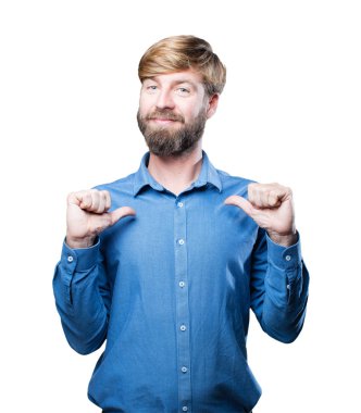 Genç gururlu sarışın adam