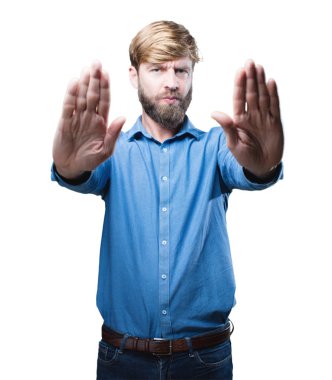 Genç sarışın adam dur işareti ile