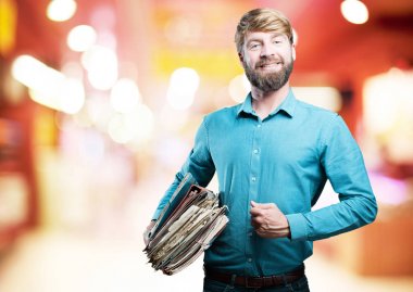 Genç sarışın adam ile eğe 