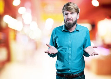 Genç sarışın adam şaşkın