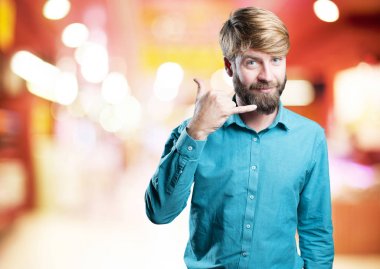 Genç sarışın adam çağrı işareti ile