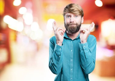 Genç sarışın adam parmak geçiş ile