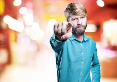 Genç sarışın adam işaret