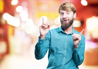 Genç sarışın adam dans