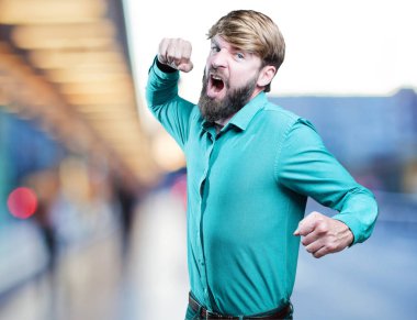 Genç sarışın adam kavga 