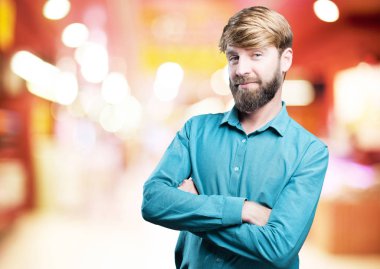 Genç gururlu sarışın adam