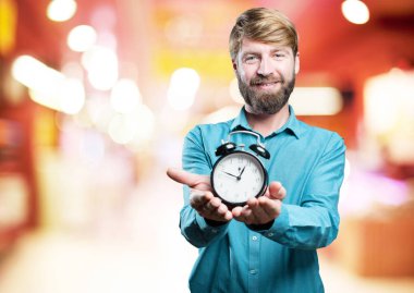 Genç sarışın adam ile bir masa saati