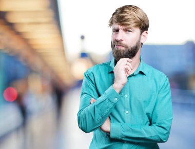 Genç sarışın adam şüphe