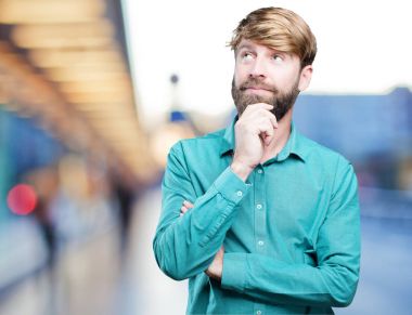 Genç sarışın adam düşünme 