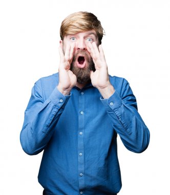 Genç sarışın adam bağırarak  