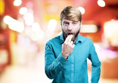 voit işareti ile genç sarışın adam 