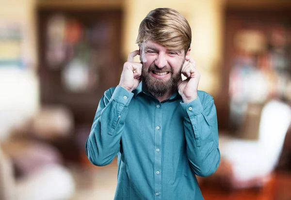 Hombre cubriéndose los oídos —  Fotos de Stock