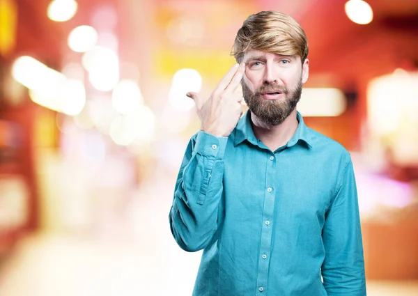 Junger blonder Mann mit Selbstmordzeichen — Stockfoto