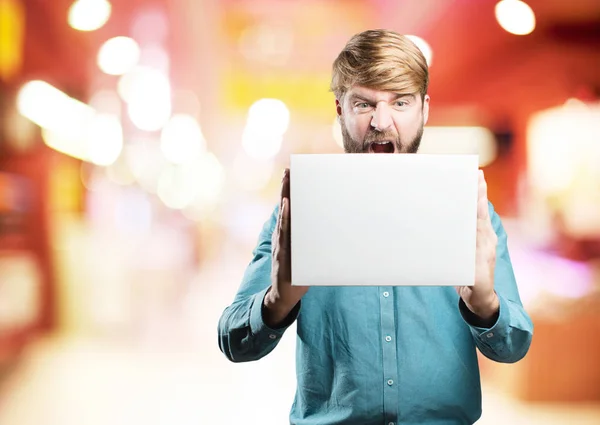 Junger blonder Mann mit einem Plakat — Stockfoto