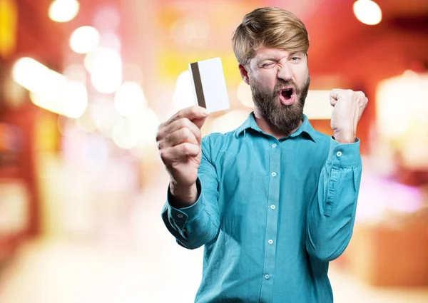 Blonde jongeman met credit card — Stockfoto