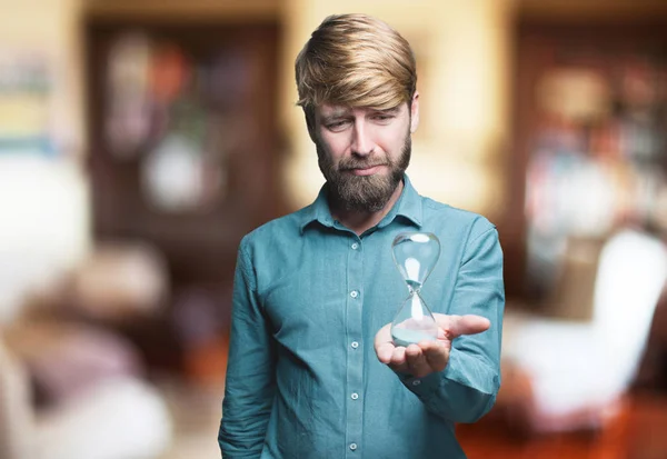 Jeune homme blond avec horloge de sable — Photo