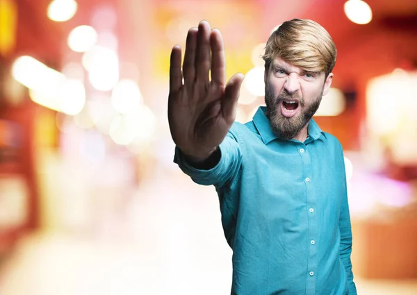 Joven hombre rubio con stop sign — Foto de Stock