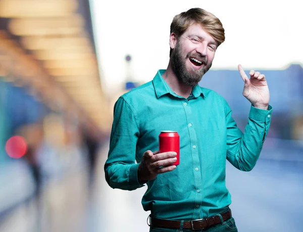 Jovem loira homem com cerveja — Fotografia de Stock