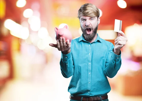 Hombre con una hucha y tarjeta de crédito — Foto de Stock