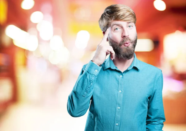 Ung blond man att ha en idé — Stockfoto