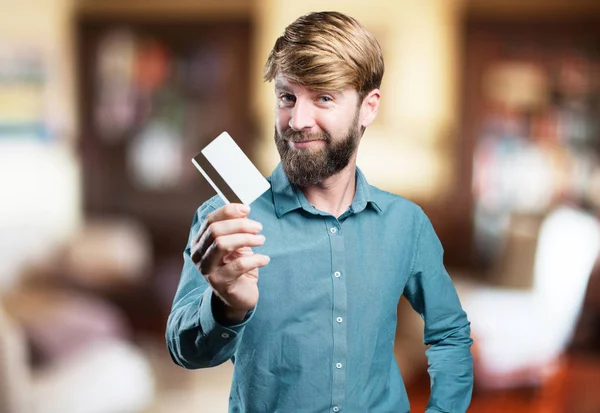 Молодой блондин с кредитной картой — стоковое фото