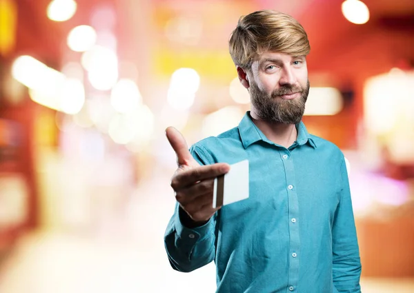 Joven hombre rubio con tarjeta de crédito — Foto de Stock