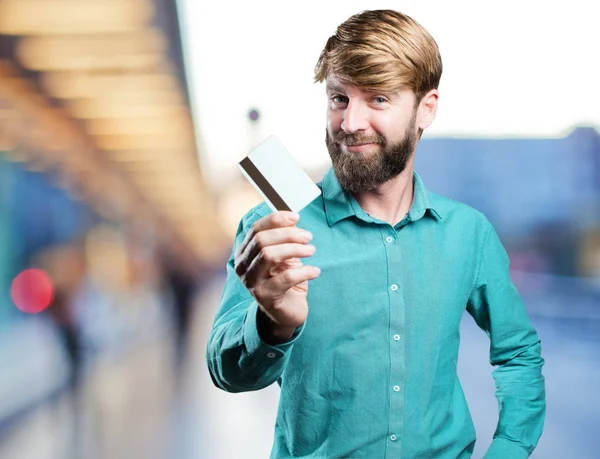 Blonde jongeman met credit card — Stockfoto