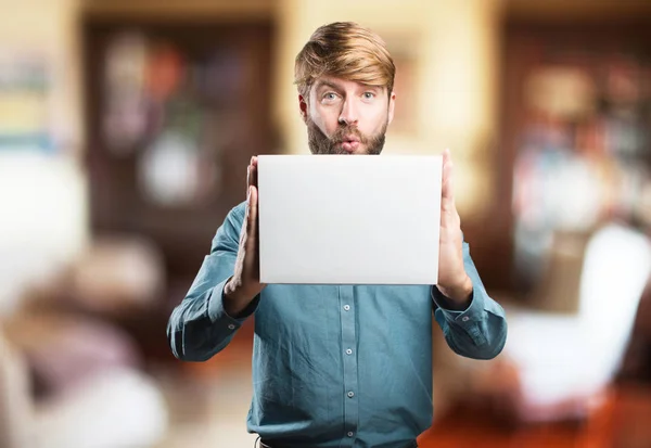 Ung blond man med ett plakat — Stockfoto