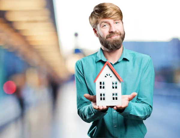 Junger blonder Mann mit einem Haus — Stockfoto