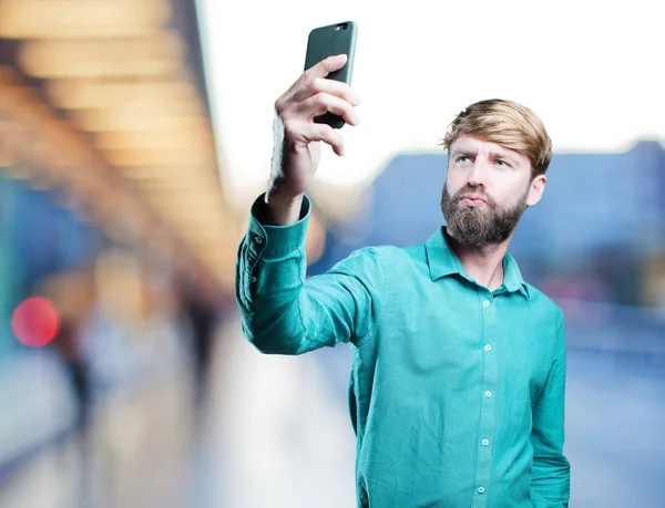 Jeune homme blond avec téléphone portable — Photo