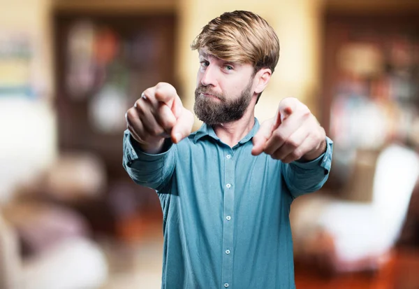 Ung blond man pekar — Stockfoto