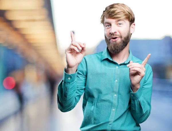 Ung blond man dansar — Stockfoto