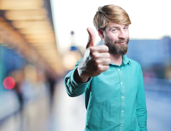 Ung blond man med okej tecken — Stockfoto